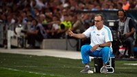 Marcelon Bielsa pernah melatih Lazio. Cuma dua hari dia menangani Biancoceleste, belum sampai menjalani pertandingan di tahun 2016. (Foto: Bertrand Langlios/AFP)