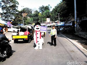 Aksi Polisi Jadi Badut Lucu di Palabuhanratu Sambil Beri Imbauan
