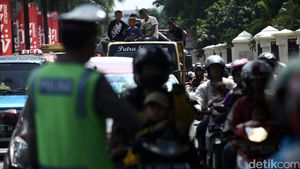 Pengunjung Antre Masuk Ragunan