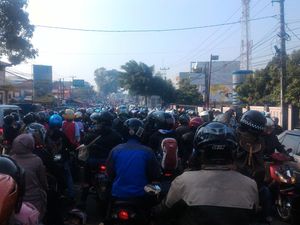 Macet Parah, ini Penampakan Lautan Motor di Cibiru Bandung