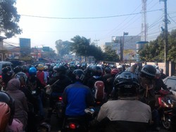 Macet Parah, ini Penampakan Lautan Motor di Cibiru Bandung