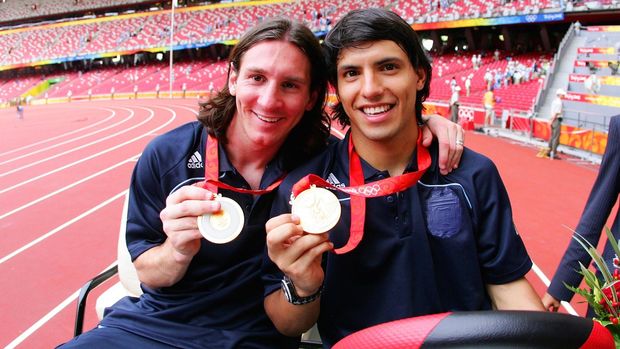 BEIJING - AUGUST 23: Argentinian forwards Lionel Messi (L) and Sergio Aguero  gold medal after attending pose during the men's Olympic football tournament medal ceremony at the national stadium in Beijing during  the Men's Final between Nigeria and Argentina at the National Stadium on Day 15 of the Beijing 2008 Olympic Games on August 23, 2008 in Beijing, China. (Photo by Koji Watanabe/Getty Images)