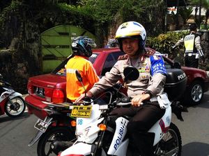 Naik Motor Trail, Kakorlantas Pantau Kemacetan di Puncak
