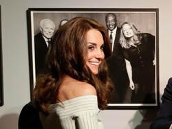 Pesona Kate Middleton Bergaun yang Mengekspos Bahu Indahnya