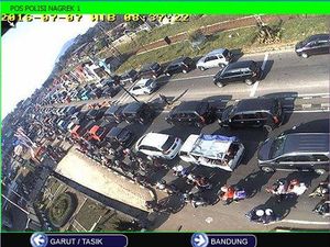 Macet di Jalur Selatan Jabar: Antrean 7 Km di GT Cileunyi, Stuck di Nagreg