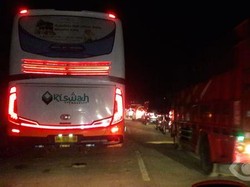 Ketanggungan Arah Purwokerto Macet Parah, Pengendara Matikan Mesin dan Keluar Mobil