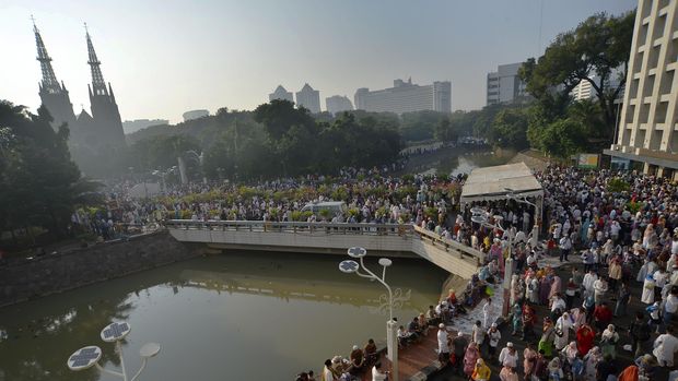 SALAT ID DI ISTIQLAL Umat muslim mengikuti salat Idulfitri di Masjid Istiqlal, Jakarta, Rabu (6/7). Umat muslim di Indonesia merayakan Idulfitri 1 Syawal 1437 H serentak pada Rabu (6/7), sesuai keputusan sidang Isbat di Kementerian Agama. ANTARA FOTO/Yudhi Mahatma/foc/16.