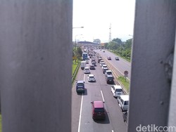 Begini Penampakan Antrean Kendaraan di Tol Cileunyi Bandung