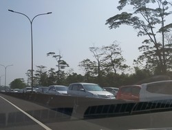 Puncak Jadi Tujuan Liburan Lebaran, Lalin Gerbang Tol Ciawi Macet 4 Km