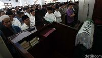 Jenazah Husni Kamil Manik Disalatkan