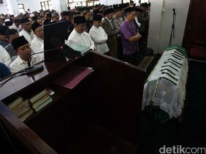 Jenazah Husni Kamil Manik Disalatkan
