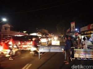 Jalur Menuju Puncak Ditutup Lebih dari 6 Jam, Pengendara Mengeluh