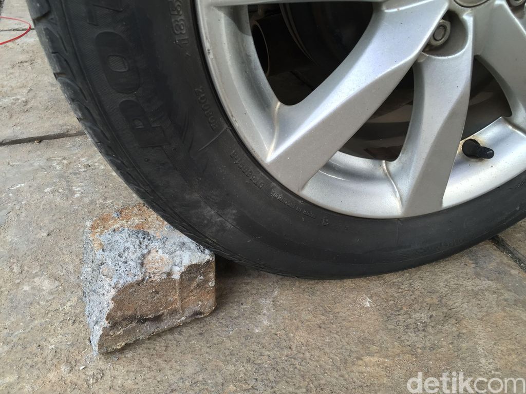Perlu Nggak Sih Pakai Cairan Anti-Bocor di Ban Mobil? Perlu Nggak Sih Pakai Cairan Anti-Bocor di Ban Mobil?