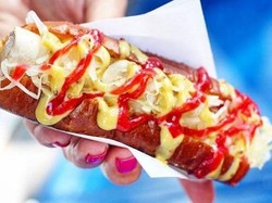 Nyam! Hot Dog Manis Ini Dibuat dari Es Krim Rasa Sosis