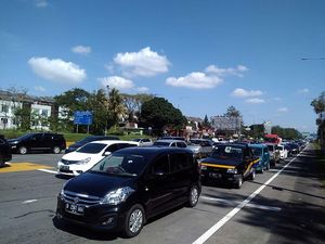 Arus Lalu Lintas di Tol Pasteur Bandung Padat Merayap