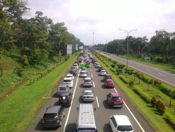 Bogor Diserbu Wisatawan, Kendaraan Mengular Menuju Puncak