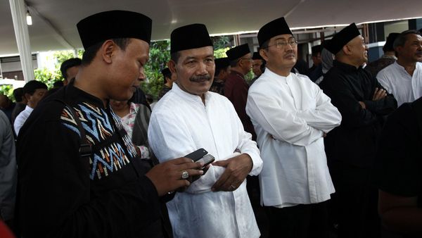 Sejumlah Tokoh Melayat Husni Kamil Manik