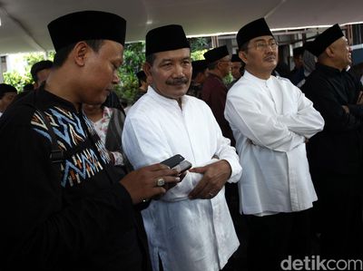 Sejumlah Tokoh Melayat Husni Kamil Manik