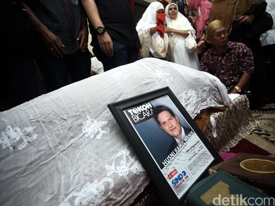 Husni Kamil Manik Meninggal Dunia
