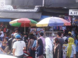 Libur Lebaran, Toko Mainan di Pasar Gembrong Ramai Pembeli
