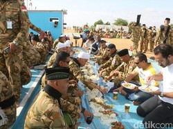 Rayakan Idul Fitri, Pasukan Perdamaian TNI Ajak Warga Darfur Liwetan
