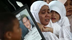 Isak Tangis Warnai Pemakaman Husni Kamil Manik