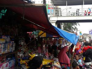 Mainan Made in China Laris Manis di Pasar Gembrong