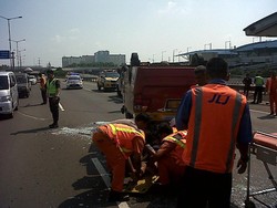 Angkot di Tol Pulogebang Terbalik, 3 Orang Luka Berat