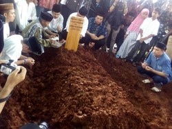 Isak Tangis Keluarga Warnai Pemakaman Husni Kamil Manik di TPU Jeruk Purut