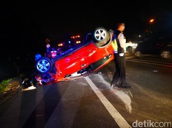 Setelah Tabrak Tiga Mobil, Mobil Merah ini Terbalik di Tol Jagorawi