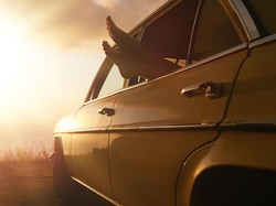 Terjebak Macet di Dalam Mobil, Sebaiknya Buka atau Tutup Jendela?