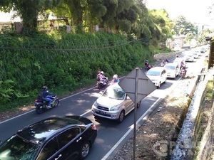 Cibodas Diserbu Pengunjung, Lalin dari Cipanas Arah Puncak Padat Merayap