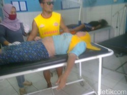 Seorang Perempuan Nyaris Hilang Diterjang Ombak Pantai Pangandaran