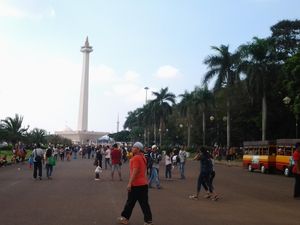 Ribuan Orang Padati Monas di Libur Lebaran, Asyik Selfie dan Main Layangan