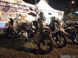 Komunitas Owner Pannier Indonesia Bagi Kopi Hangat untuk Pemudik