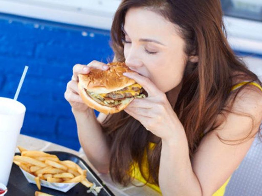 Kenapa Jelang Haid Wanita Ngidam Berat Makan Junk Food? Kenapa Jelang Haid Wanita Ngidam Berat Makan Junk Food?