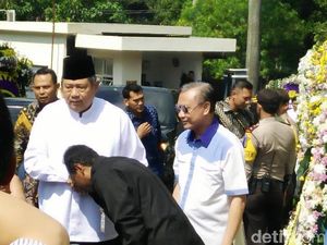 SBY Melayat ke Rumah Duka Husni Kamil Manik