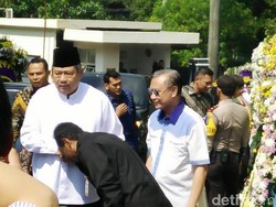 SBY Melayat ke Rumah Duka Husni Kamil Manik