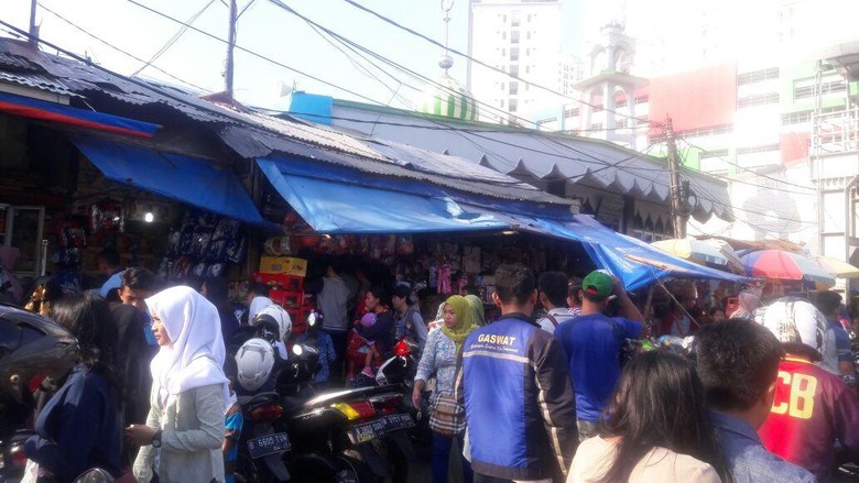 di pasar gembrong jual gasing hingga drone dilengkapi kamera di pasar gembrong jual gasing hingga drone dilengkapi kamera