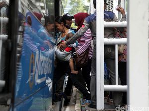 Antrean Penumpang di Halte Dukuh Atas