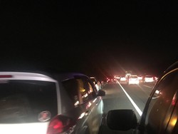 Tol Jakarta-Cikampek Padat, Pengendara Diimbau Tak Istirahat di Bahu Jalan