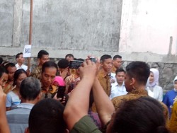 Jokowi Bagi-bagi Sembako di Prambanan