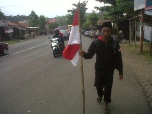 Pemudik ini Jalan Kaki ke Jakarta Menuntut Pembayaran Upah Bekerjanya