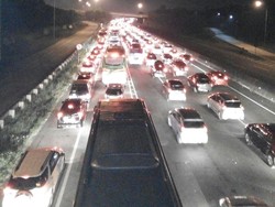 Begini Penampakan Kepadatan Arus Balik di Tol Jakarta Cikampek Malam Ini