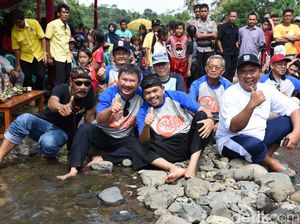 Libur Lebaran, Bupati Dedi Berburu Ikan di Sungai Garut