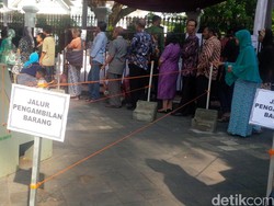 Ribuan Warga Antre Masuk Gedung Agung Yogya untuk Bertemu Presiden Jokowi
