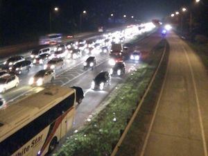 Tol Jakarta-Cikampek Padat, Polisi Alihkan Arus ke Arteri Pantura