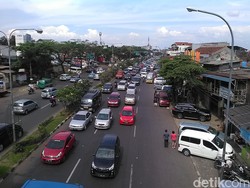 Antrean Menuju GT Pasteur Mengular Hingga Jembatan Pasupati