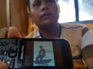 Putranya Hilang Terseret Ombak Pantai Citepus, Warno Lemas Menunggu di Pos SAR