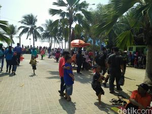 Lautan Manusia di Pantai Ancol saat Penghujung Libur Lebaran